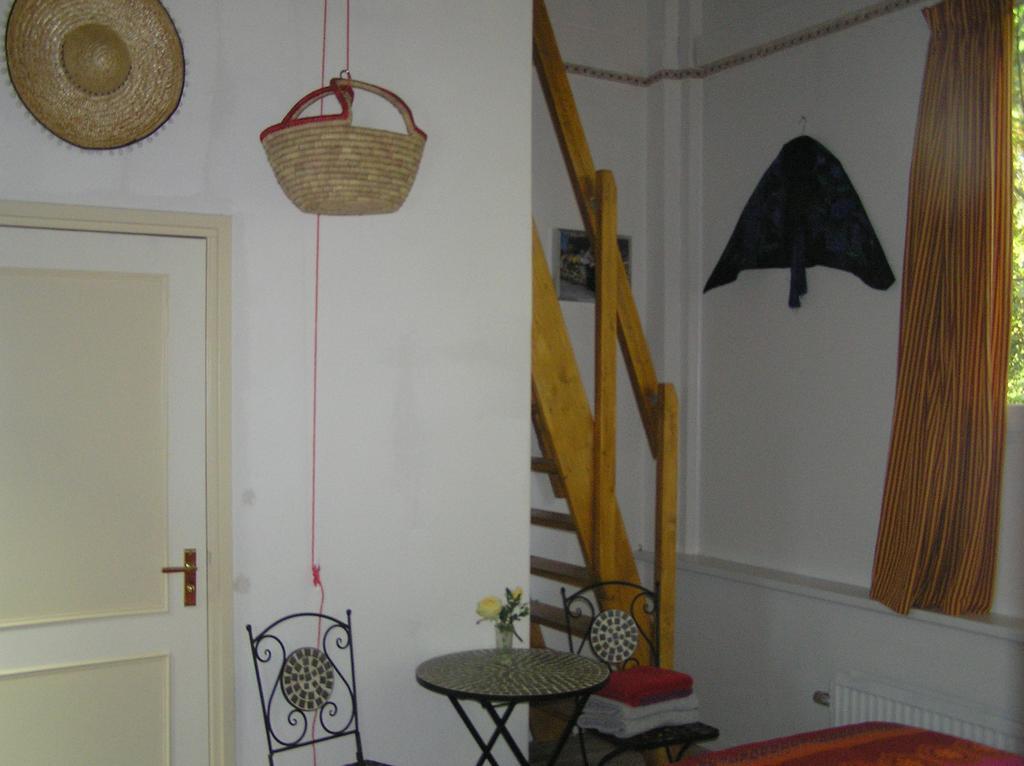 B&B Atelier Maarbeek Хеллендорн Номер фото
